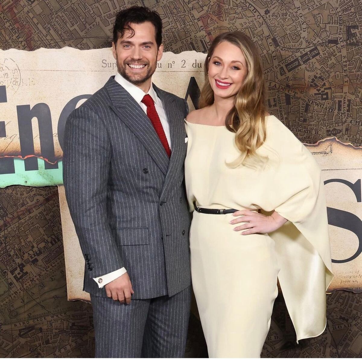 El actor Henry Cavill presenta a su novia en la alfombra roja