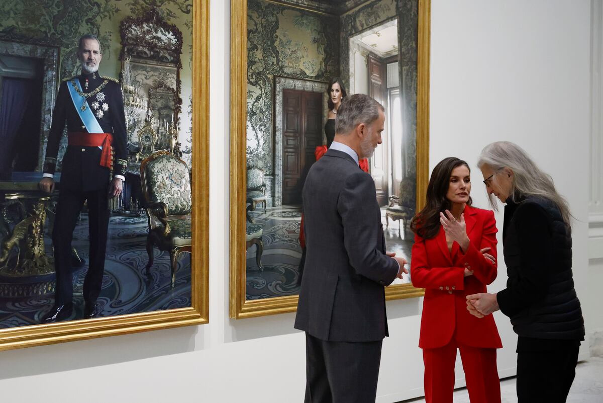 Los reyes de España contemplan sus retratos ante su autora, la fotógrafa Annie Leibovitz
