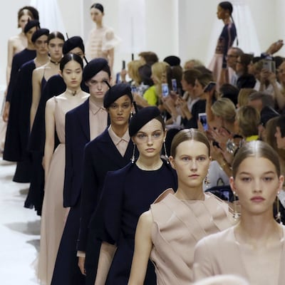 Dior reivindica el saber hacer de la alta costura, “invisible” en Instagram