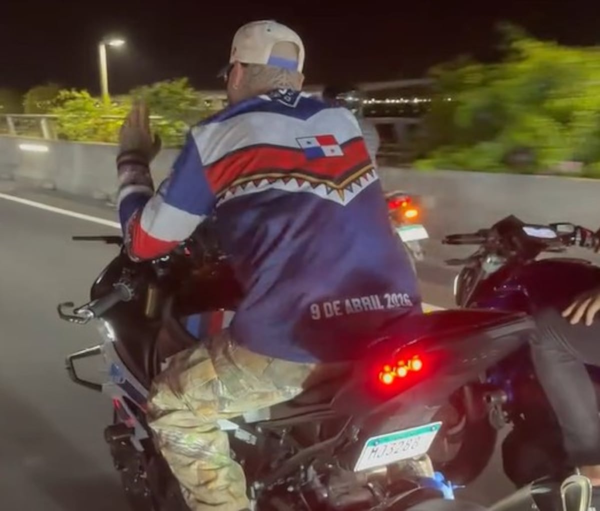 Farruko lanza ‘Manda la plena MOH’ con una caravana de motos en la cinta costera en Panamá