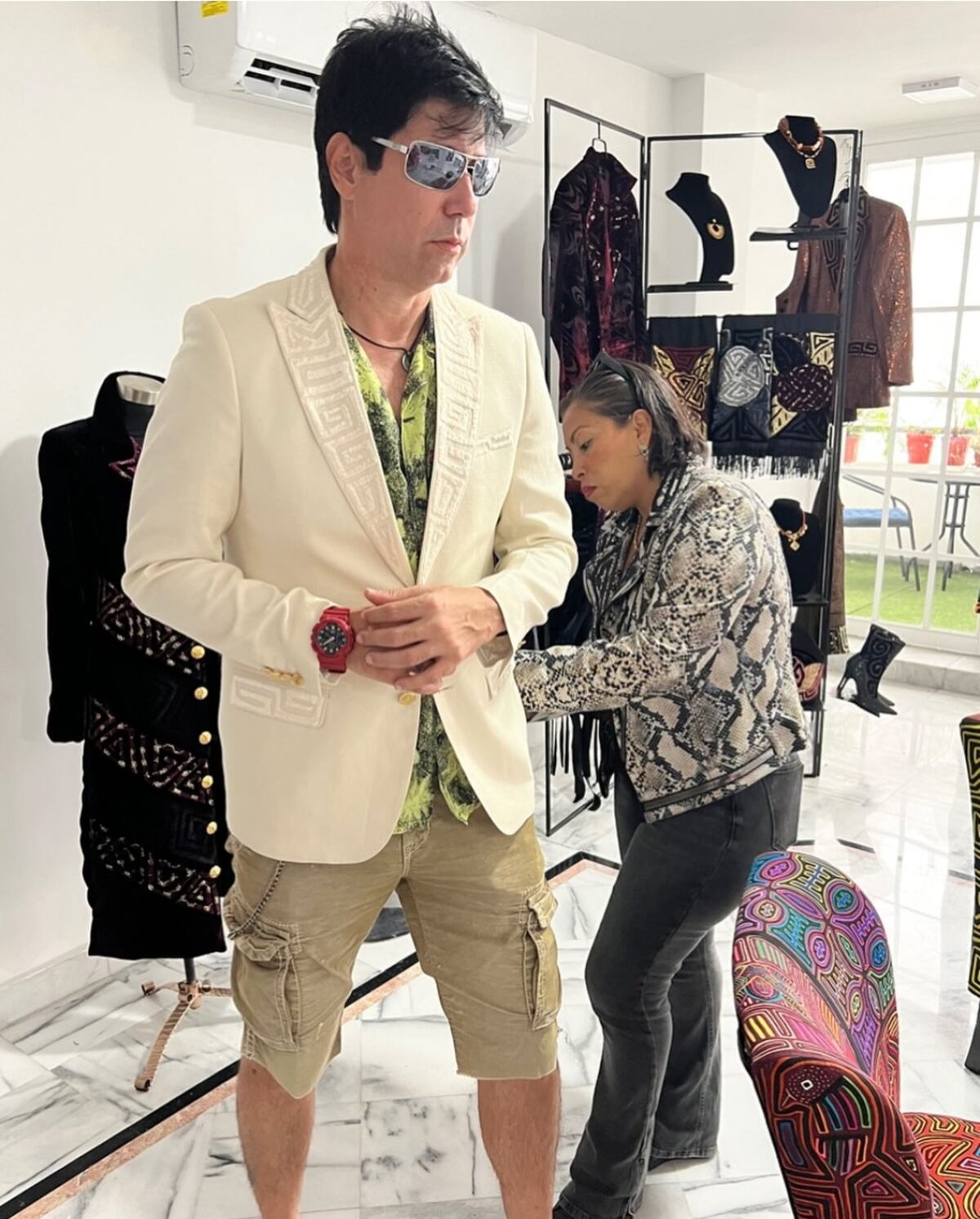 Emilio Regueira y su ‘blazer’ con trabajo de mola que lució en Premios Lo Nuestro