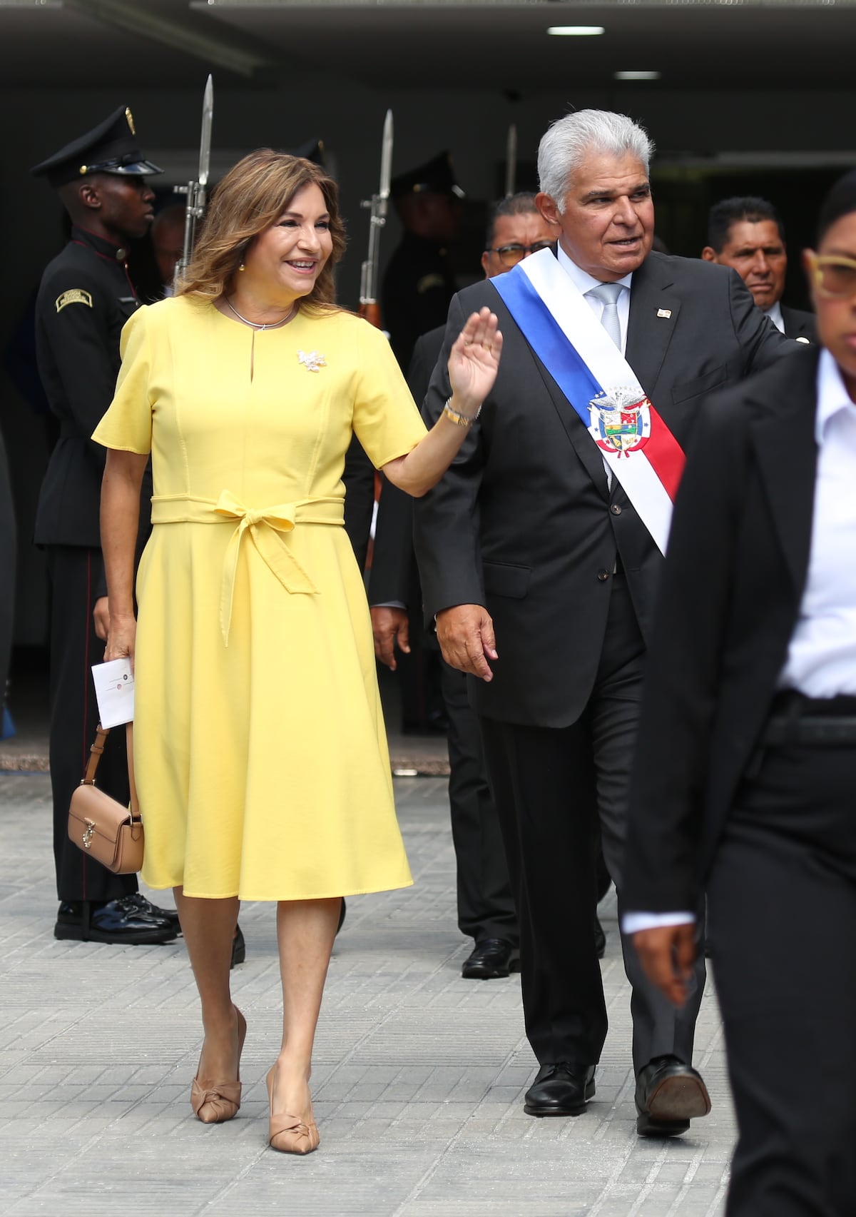 Optimismo, conciencia, un atuendo con mensaje, el vestido amarillo de la primera dama de Panamá, Maricel de Mulino