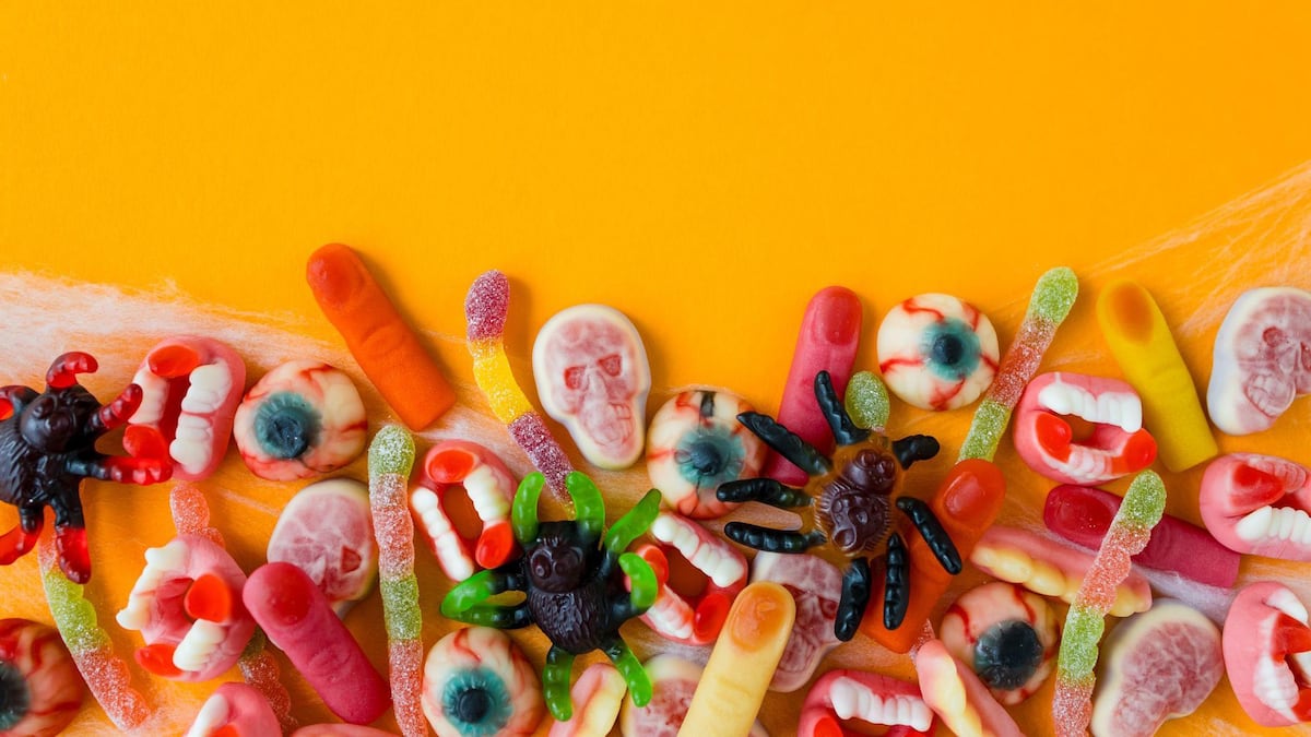 Qué pasa en tu boca y tus dientes apenas consumes azúcar (y cómo minimizar el daño que provoca)