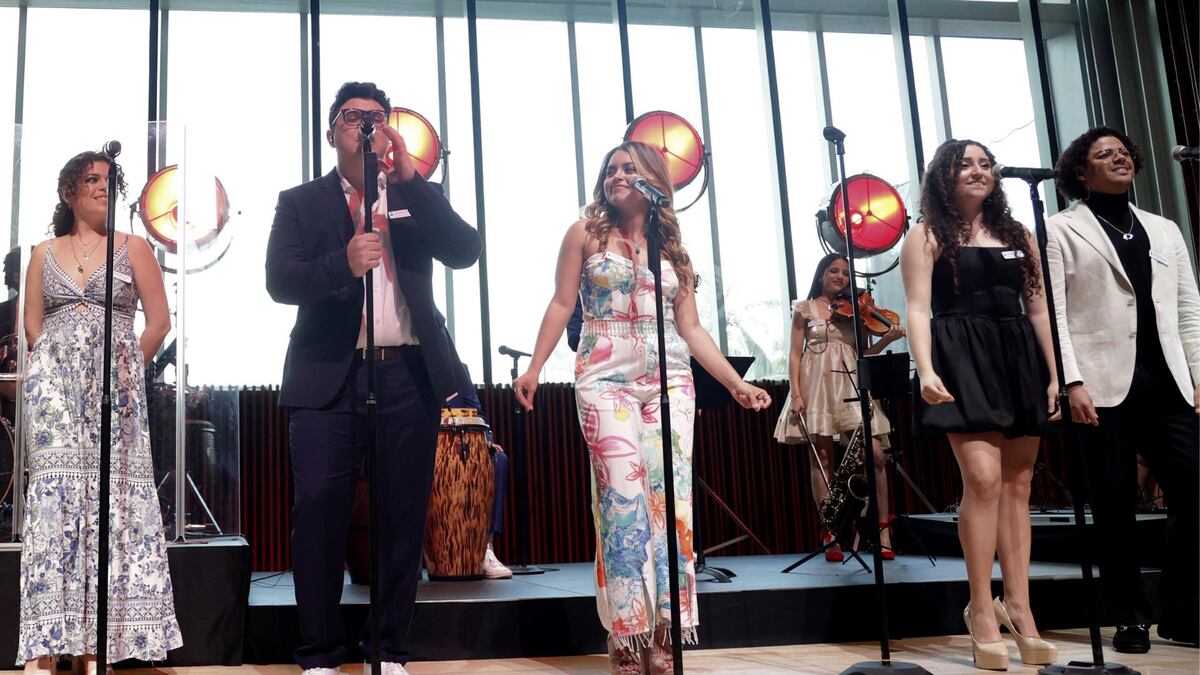 La Fundación Cultural Latin Grammy anuncia beca con Warner para estudiantes de música