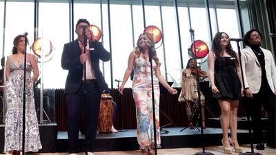 La Fundación Cultural Latin Grammy anuncia beca con Warner para estudiantes de música