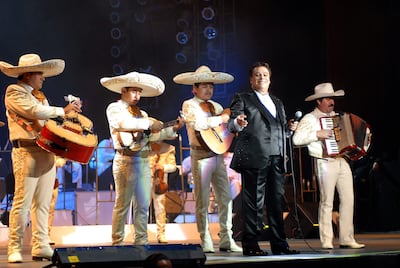 Netflix lanza serie acerca de Juan Gabriel con imágenes que grabó durante cuarenta años