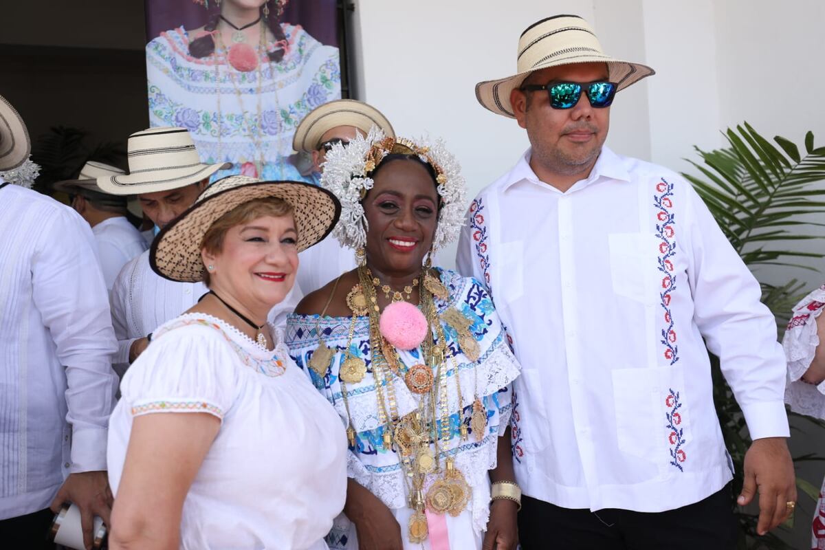 Maricel de Mulino, Irma Hernández, Nicolle Ferguson y otras personalidades en el Desfile de las Mil Polleras