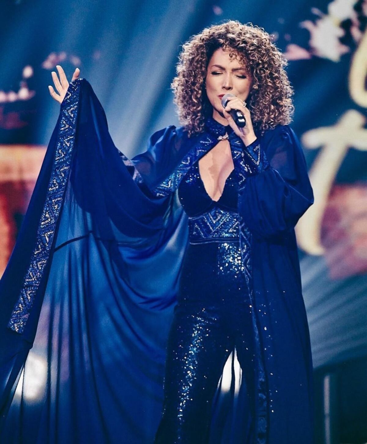 Artistas nacionales e internacionales que vistieron diseño local en Premios Juventud 2025