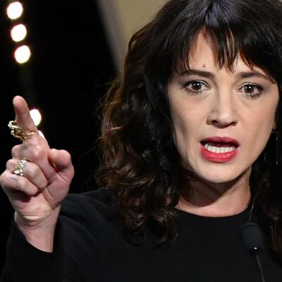 Actriz Asia Argento niega haber tenido “relaciones sexuales” con un menor