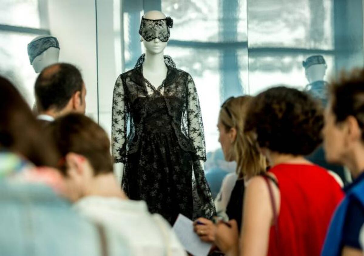 Hubert de Givenchy y su exhibición en Francia