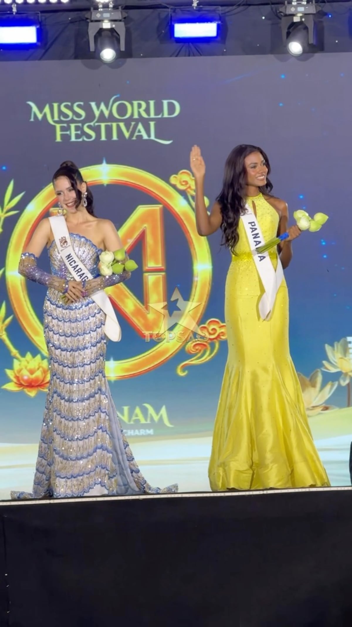 La miss panameña Madeleine Miller recibe la banda de Panamá en Miss Mundo 2026