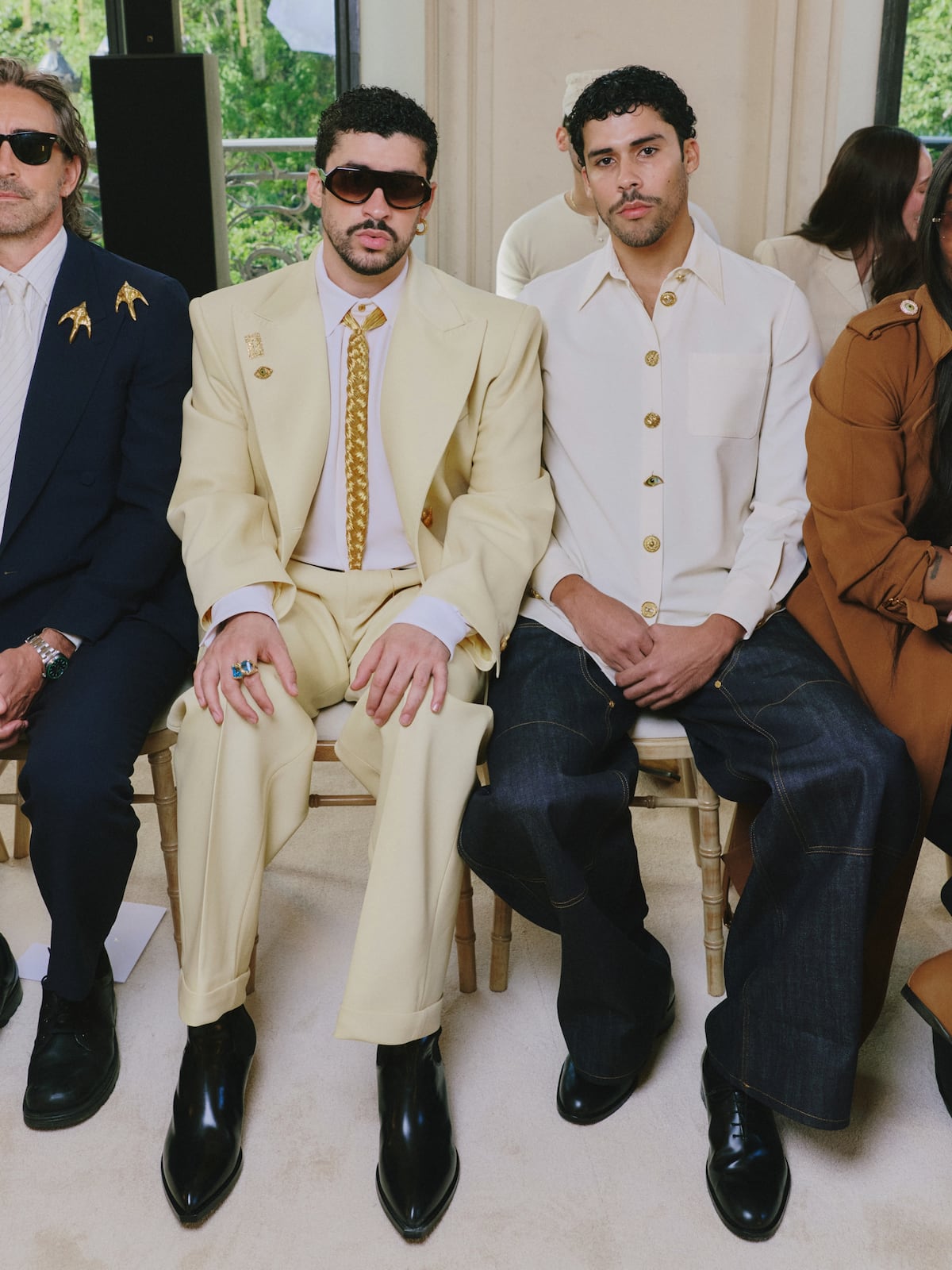 Bad Bunny y su hermano Bernie asisten al desfile de Alta Costura de Schiaparelli en París