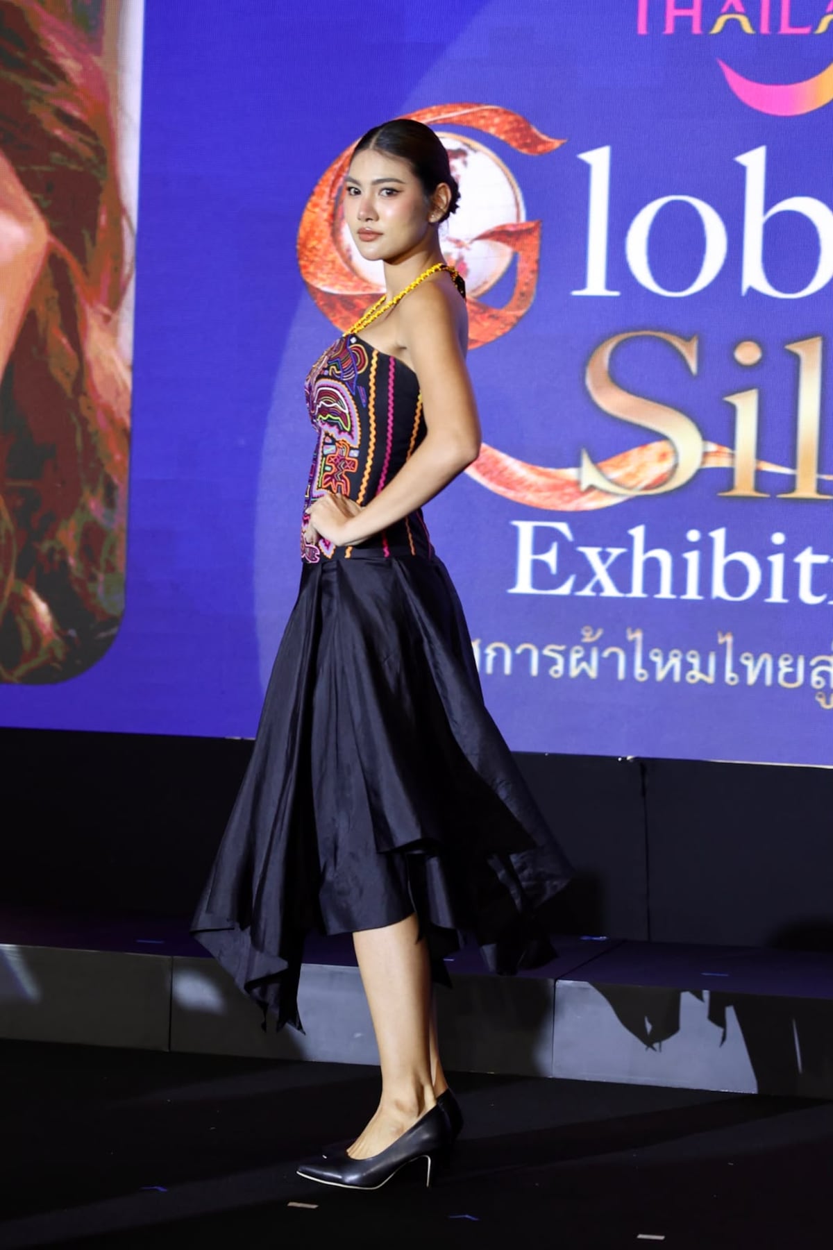 De Panamá a Bangkok: la diseñadora Edda González une la mola y la seda tailandesa en un vestido