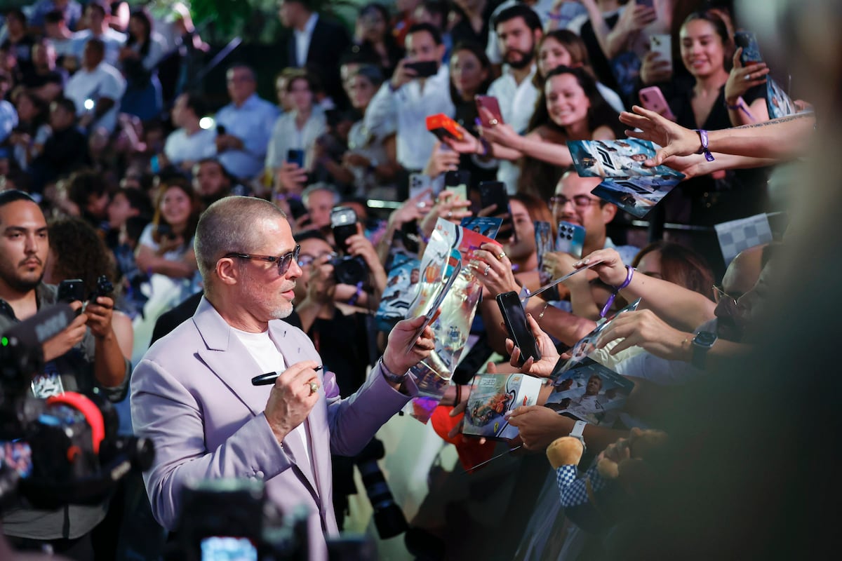 Rapado y vestido de lila, las fotos de Brad Pitt en México para presentar la película ‘F1′