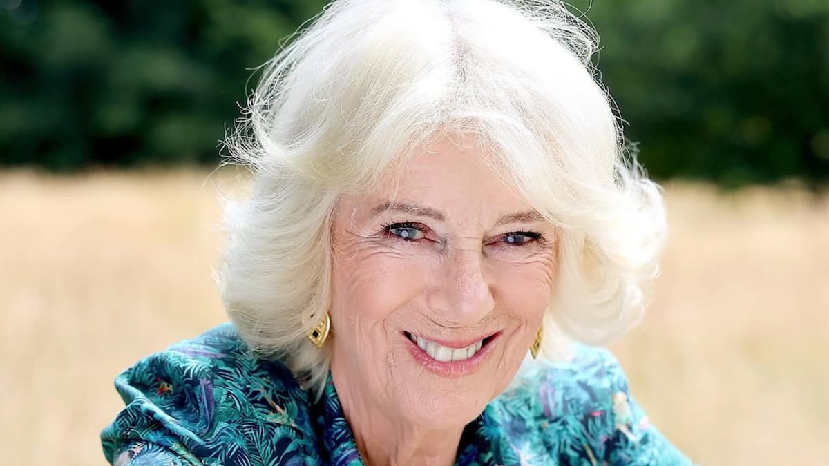 Desde su jardín en Wiltshire, la reina Camilla posa en un retrato especial previo a sus 78 años