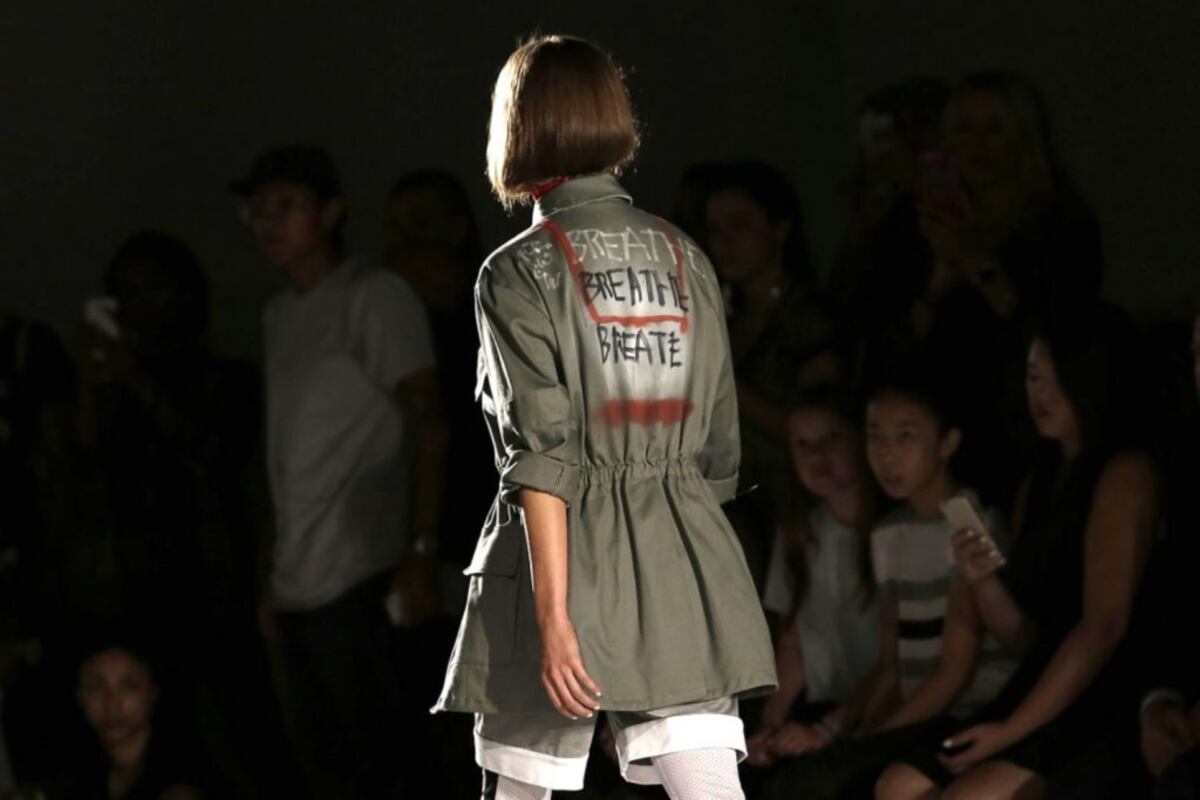 Ropa en contra del racismo: cuando la indumentaria protesta ante la injusticia racial