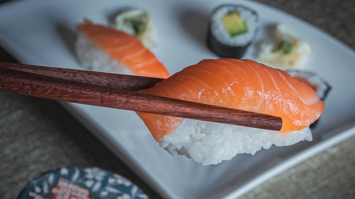 El noruego que inventó el sushi con salmón crudo y logró imponerlo en Japón