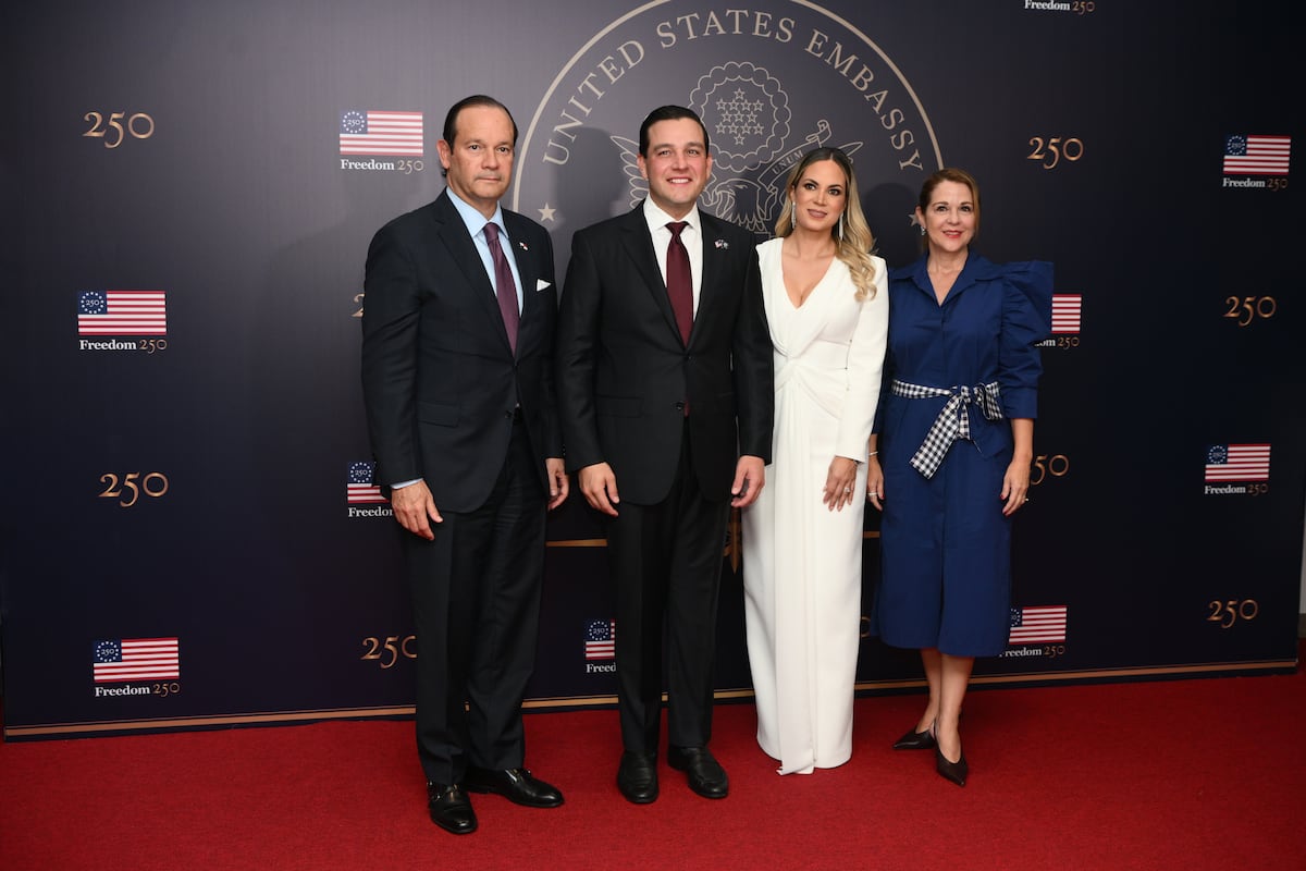 El look de Mayer Mizrachi, Mireya Moscoso y demás invitados a la alfombra roja de la recepción por los 250 años de la independencia de Estados Unidos
