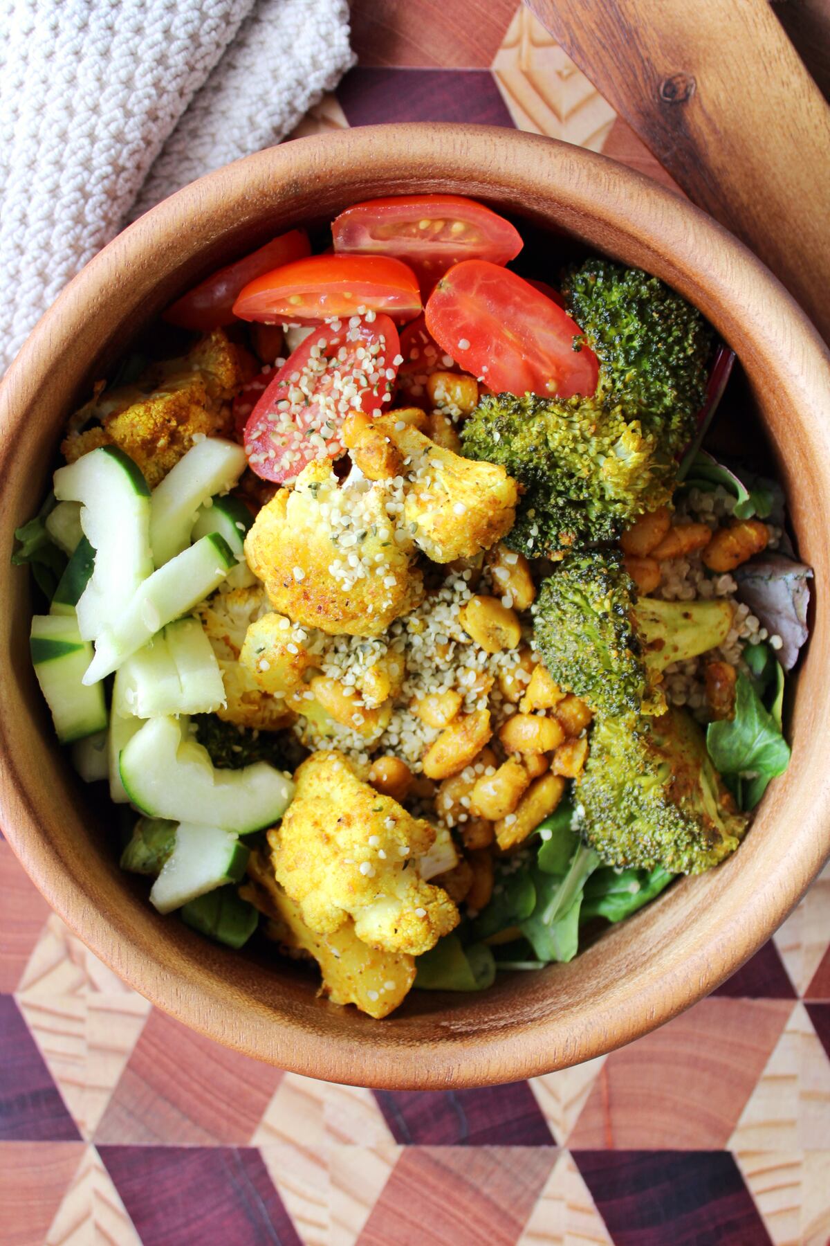 Bowl vegano de coliflor, brócoli y frijoles Cannellini rostizados