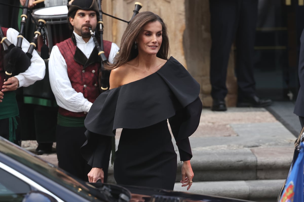 El vestido negro de escote asimétrico de la reina Letizia de España