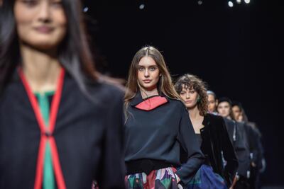 El veterano Giorgio Armani presenta su nueva colección en Milán instando a una “nueva armonía”