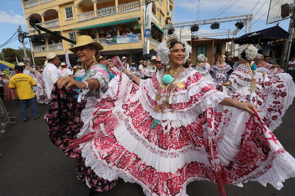 Un año más de tradición en el Desfile de las Mil Polleras