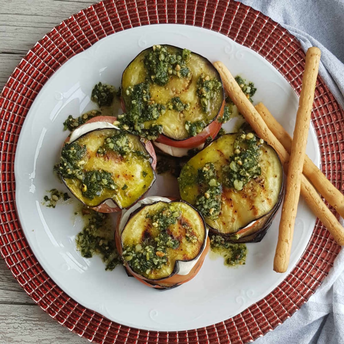 Torre de berenjenas, tomate y ‘mozzarella’ al pesto