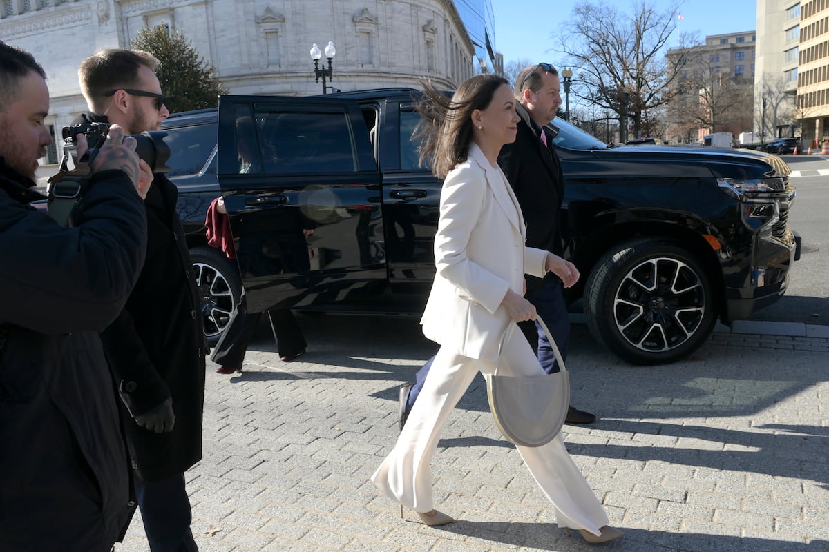 María Corina Machado y su traje blanco (y su cartera hecha en Venezuela) para almorzar con el presidente Donald Trump en la Casa Blanca