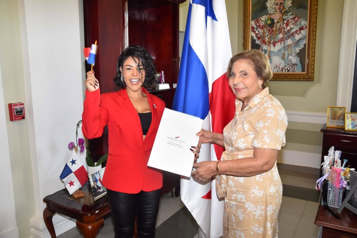 La cantante Demphra fue juramentada como ciudadana panameña por la gobernadora Mayín Correa