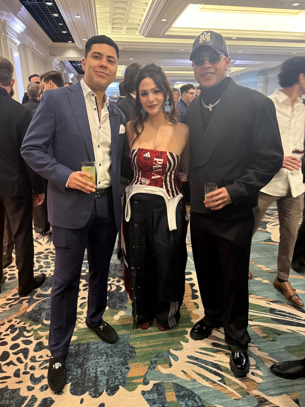 La cantante Yael Danon y sus atuendos de diseño panameño en los Latin Grammy 2025