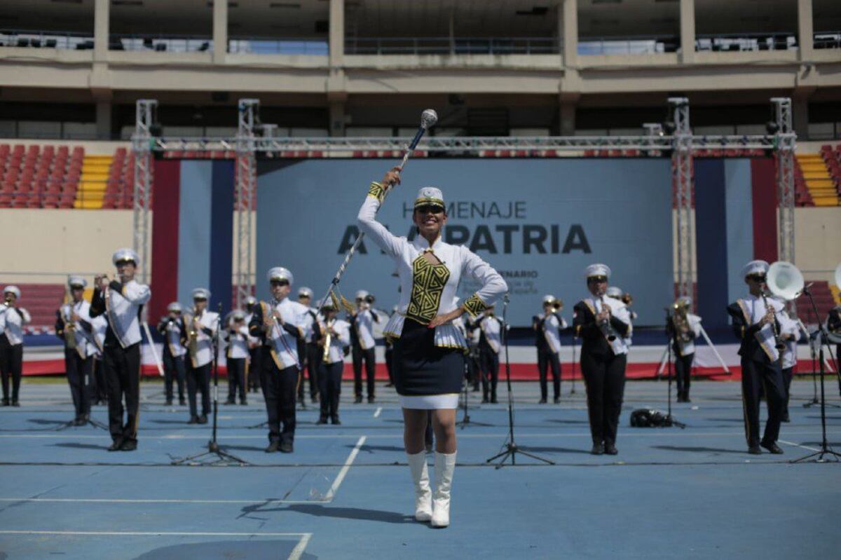 ¿Y si mudamos los desfiles a un estadio?