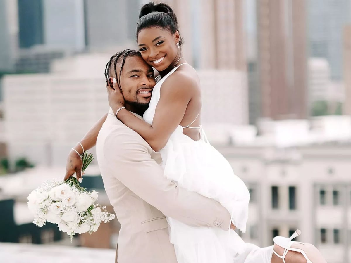 Simone Biles, la gimnasta más premiada de todos los tiempos, se casa con un espectacular vestido de $120 que compró por internet