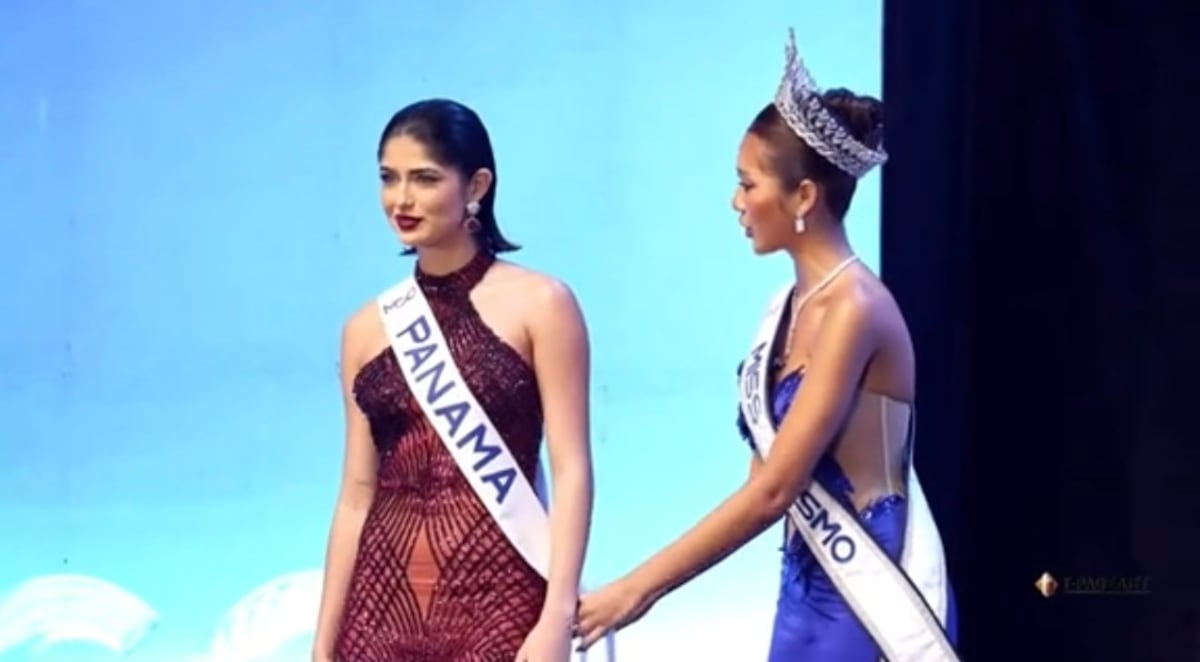 Italy Mora recibe oficialmente la banda de Panamá en el certamen Miss Cosmo International