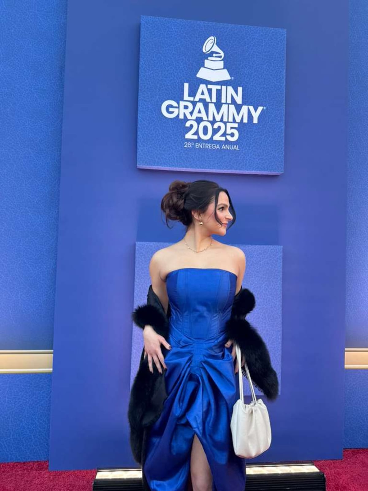 La cantante panameña Yael Danon lució un vestido a la medida de John Bejarano en los Latin Grammy 2025