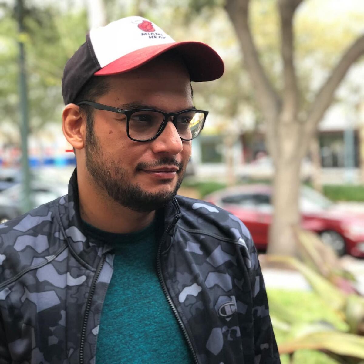 El panameño Eddie Bragin diseña el logo inspirado en la mola de los Premios Juventud 2025