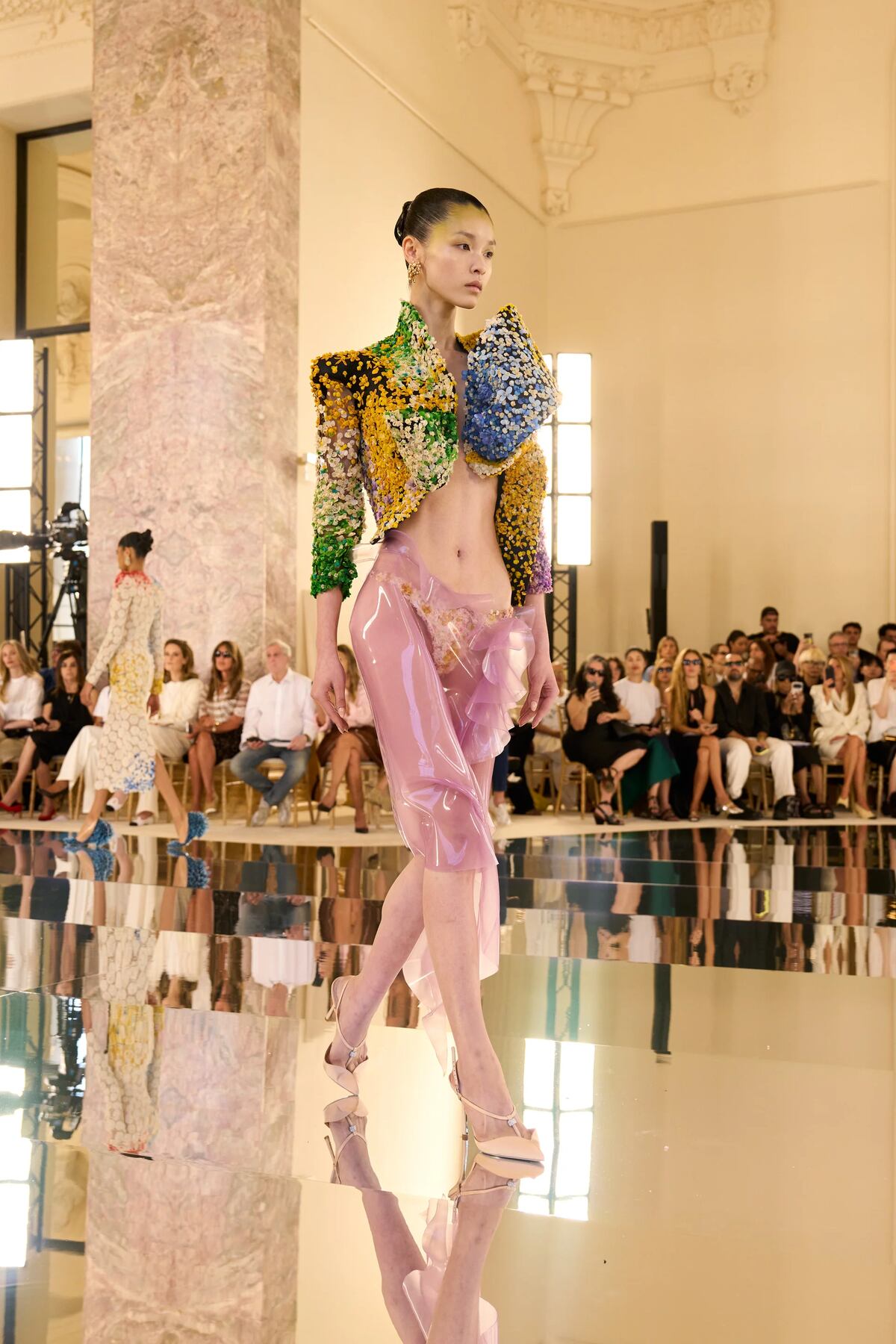 Schiaparelli revoluciona con látex y silicona la Alta Costura parisina