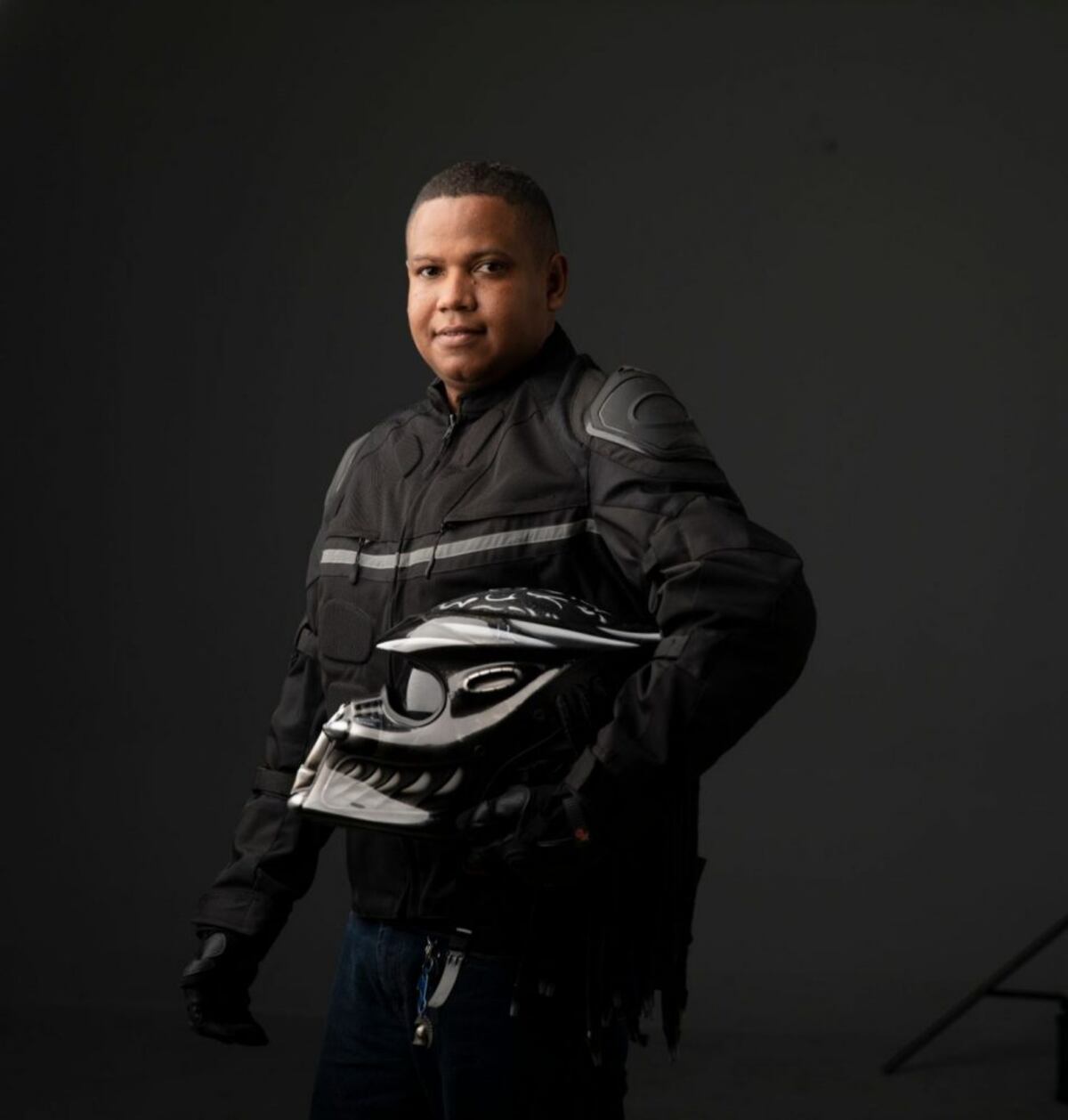 Conoce al motociclista con casco de Depredador que pasea por Panamá