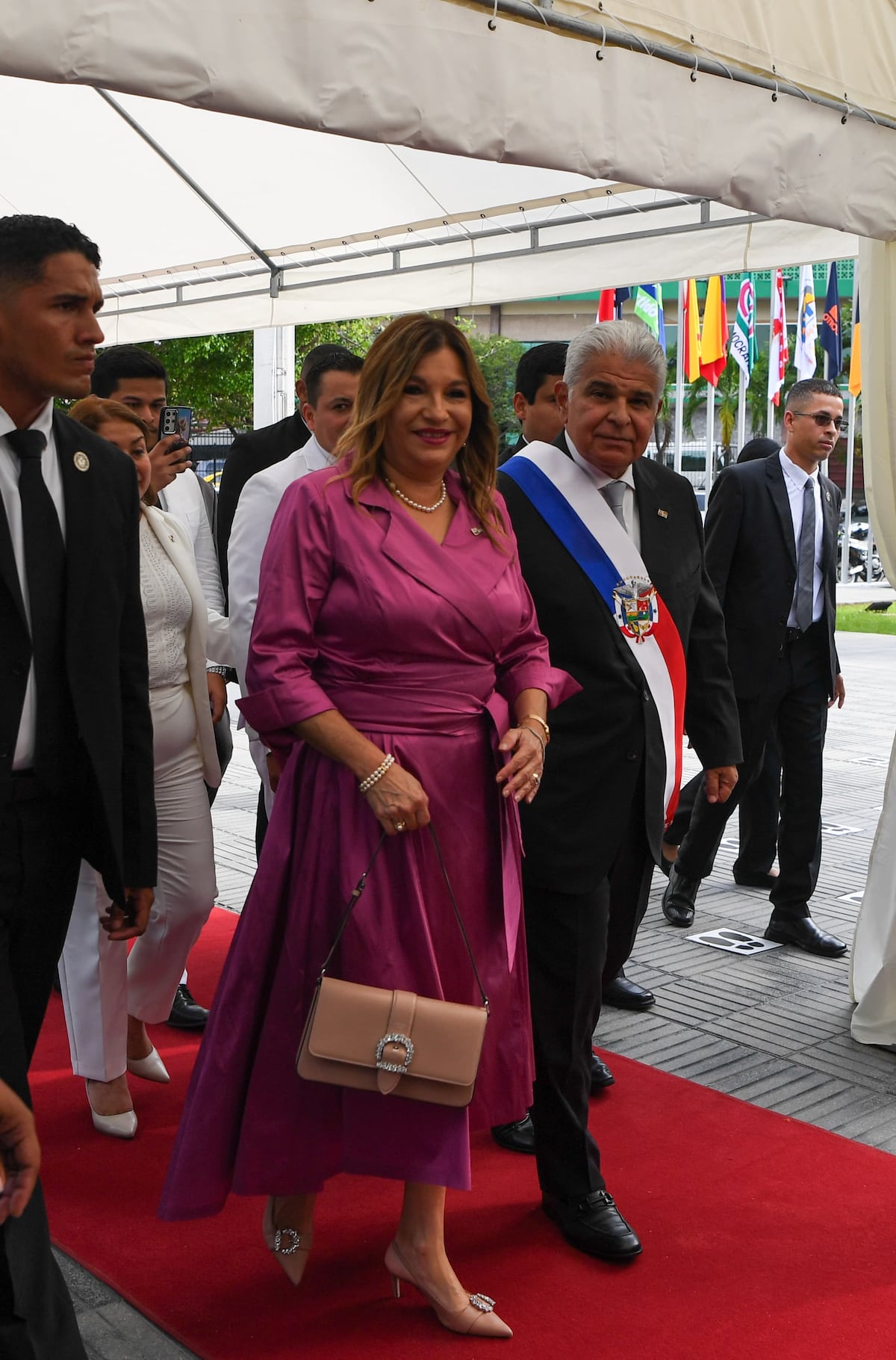 Un vestido fucsia con vuelo: el ‘look’ de la primera dama para la instalación del nuevo período legislativo