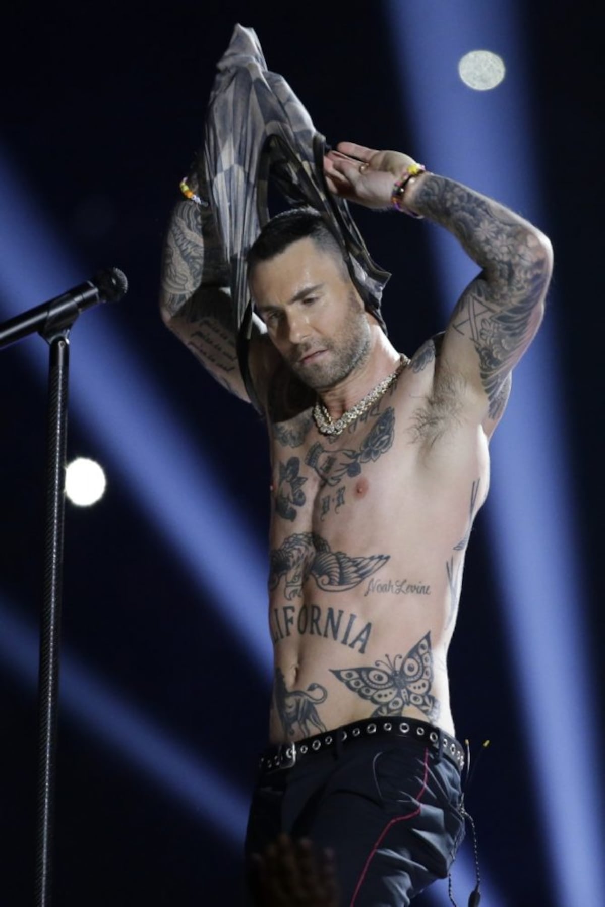10 fotos de Adam Levine (sin camisa) en el medio tiempo del Super Bowl