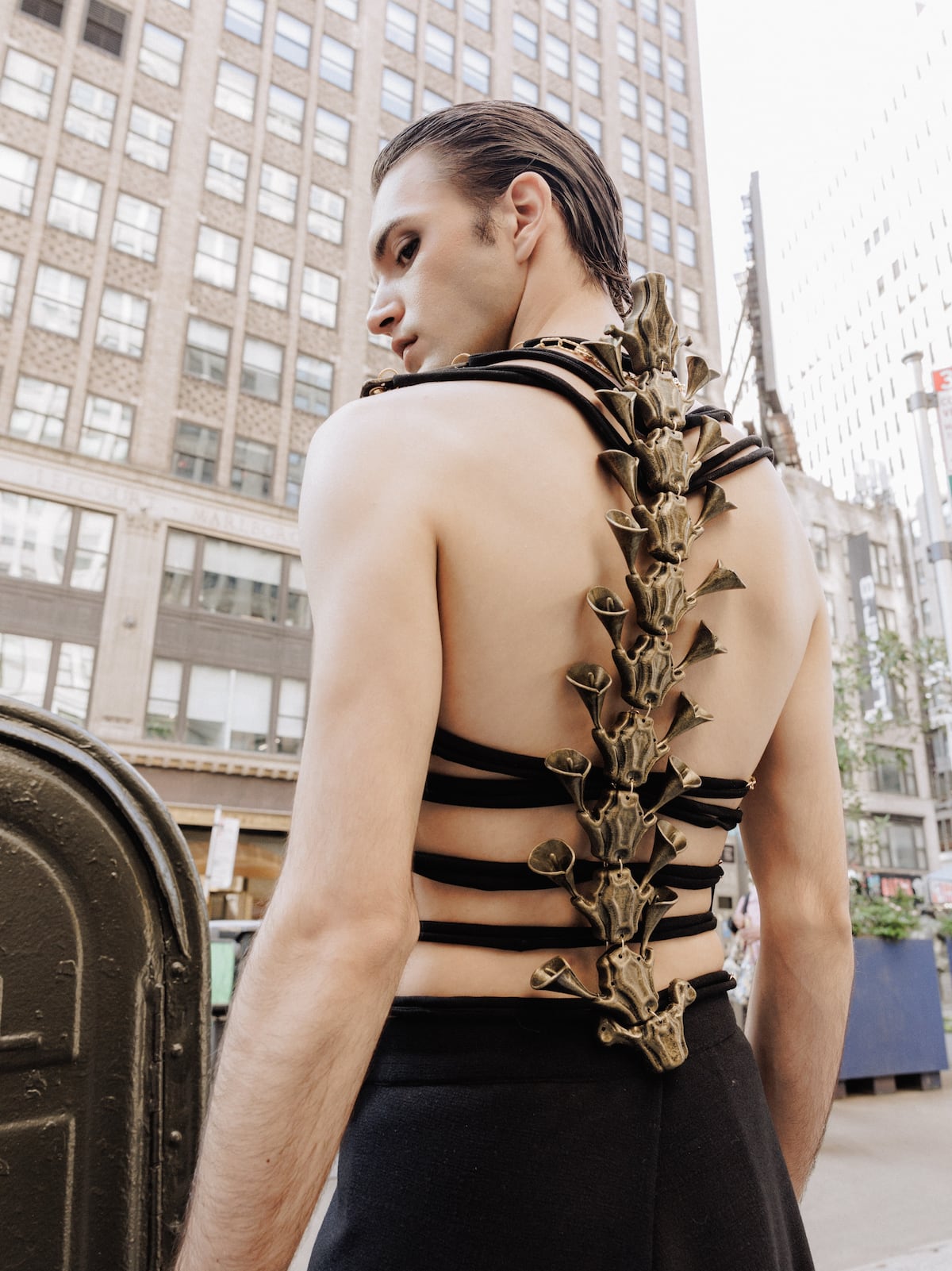 El creador de contenido Kevin Fashioned desfila en la Semana de la Moda de Nueva York