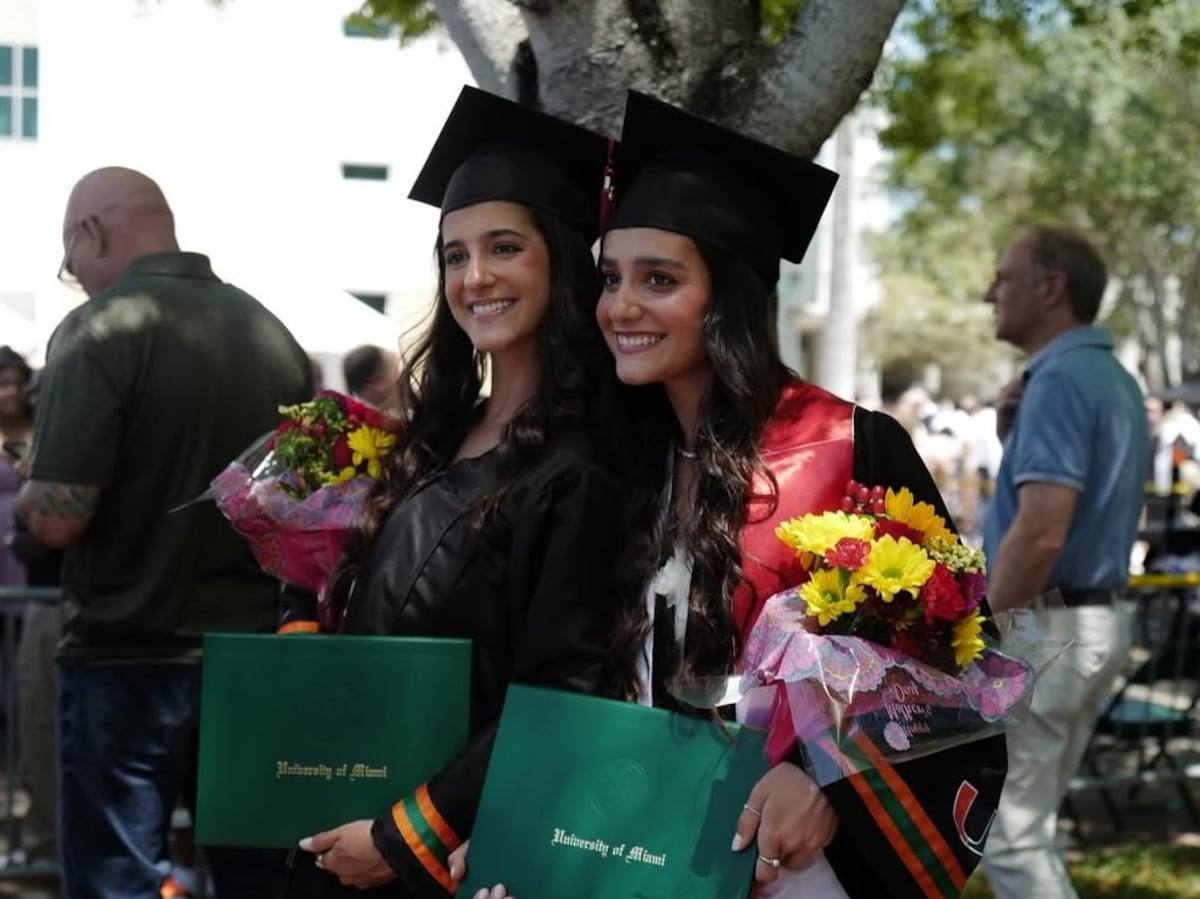 El ex candidato presidencial Rómulo Roux celebra la graduación de sus mellizas de la universidad