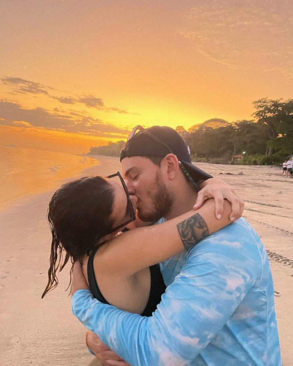 Juan Diego Vásquez celebra 15 meses de noviazgo con Carolina Della Sera