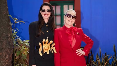 De Schiaparellli y Dolce & Gabbana: Los ‘looks’ de Anne Hathaway y Meryl Streep para iniciar su gira mundial por El Diablo Viste a la Moda 2