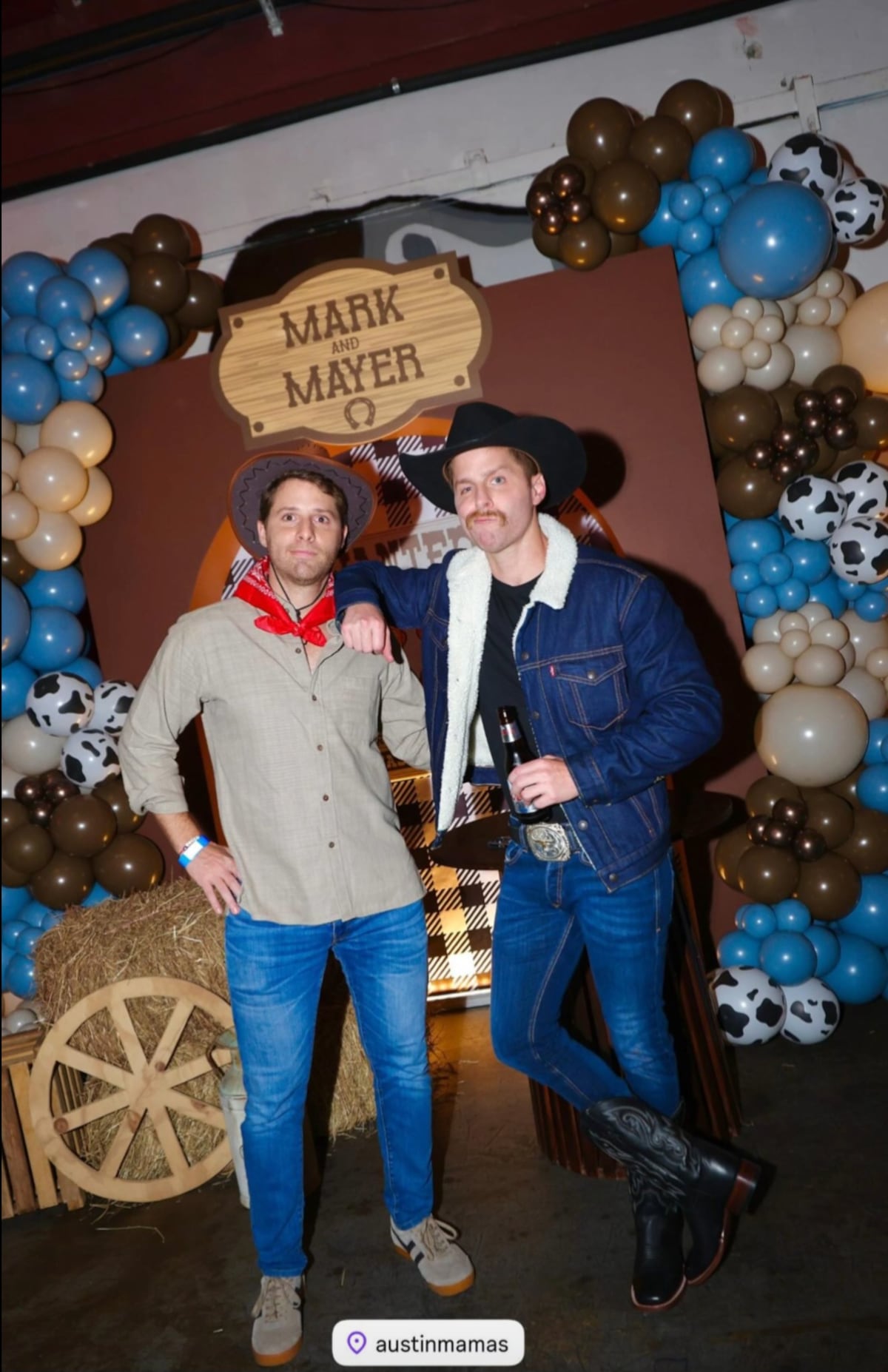 El alcalde Mayer Mizrachi y su mellizo Mark celebran su cumpleaños 38 con temática de vaqueros