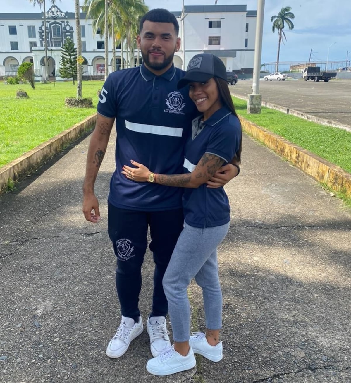 Los novios que se hicieron virales en un desfile patrio: ‘Lo hice para enamorarla más’