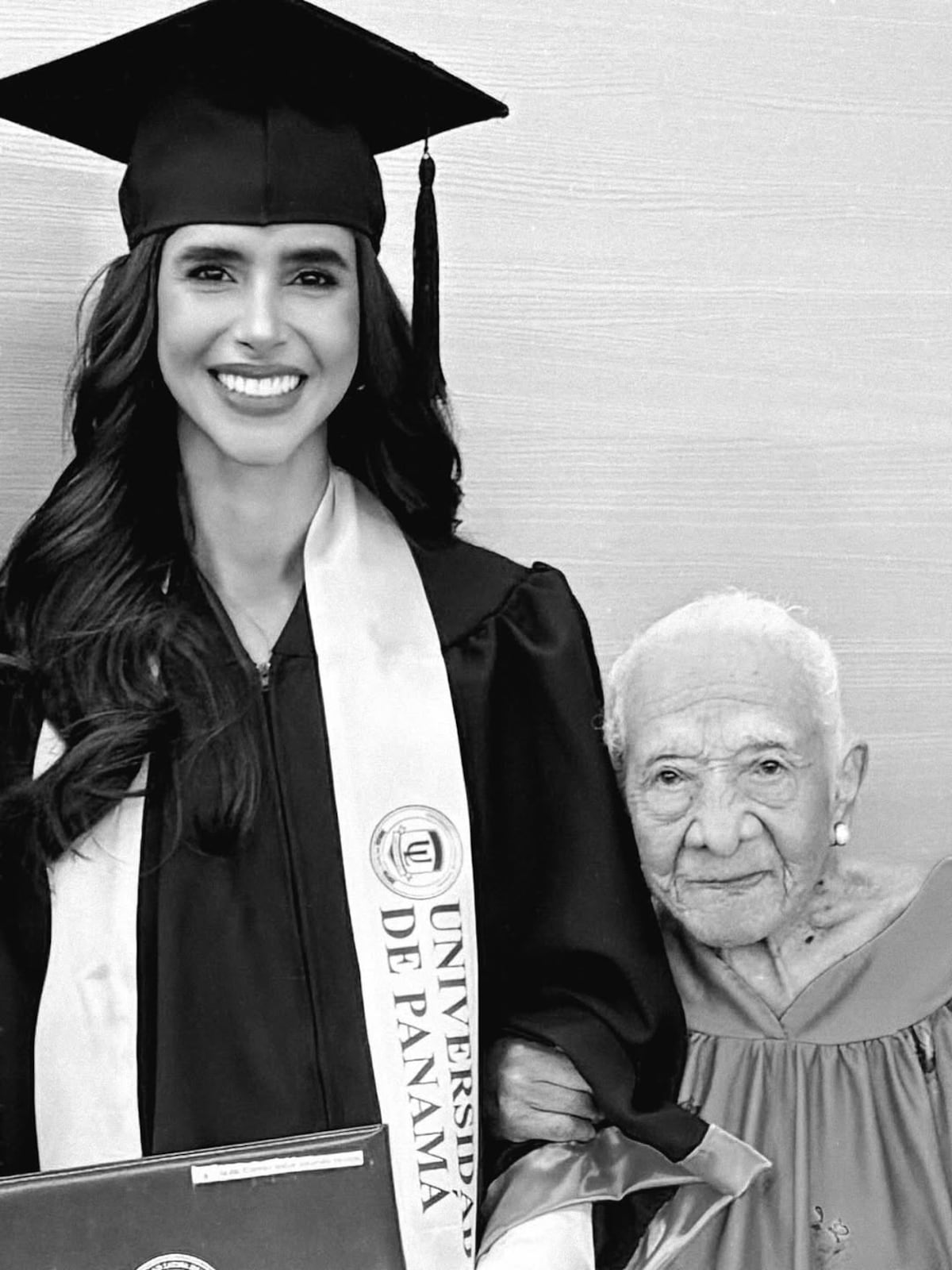 Carmen Jaramillo, Señorita Panamá 2020, celebra su graduación de psicóloga acompañada de su bisabuela de 102 años