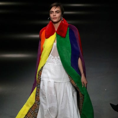 Burberry rinde homenaje a la comunidad gay en su último desfile