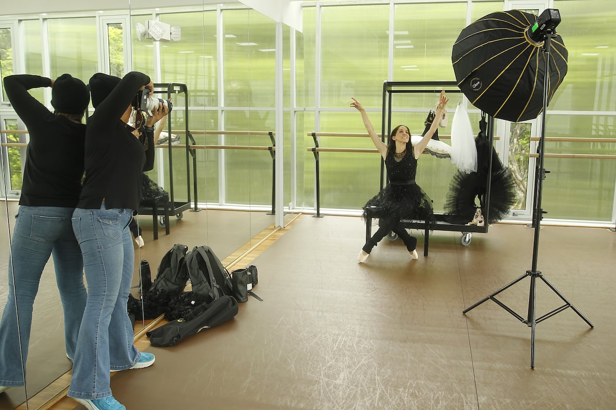 Tras cámara de la sesión de portada de ELLAS con Maruja Herrera, ministra de Cultura 