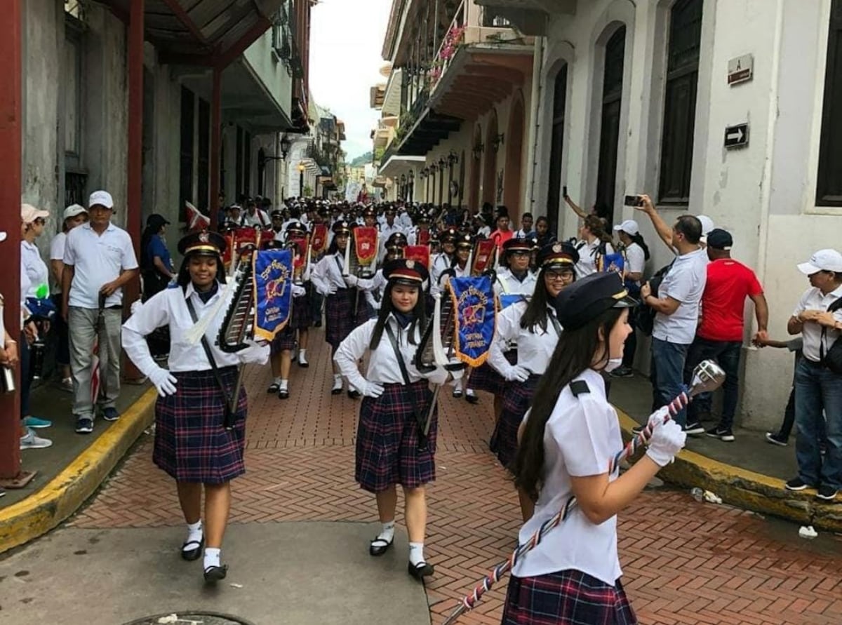 Desfilé seis años con la banda de mi colegio (y nunca me desmayé)