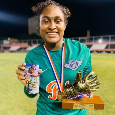 La panameña Yenith Bailey, portera de oro en Paraguay